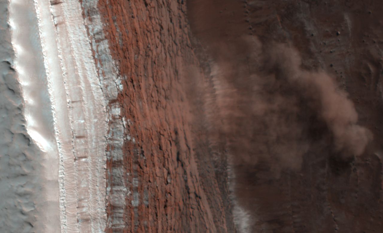 Una imagen capturada en 2008 por la Mars Reconnaissance Orbiter muestra al menos cuatro avalanchas marcianas o la caída de piedras a un acantilado.