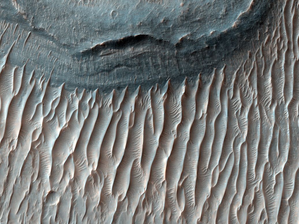 Esta imagen de 2008 abarca el piso de la trinchera sur de Ius Chasma en la región occidental de Valles Marineris, el cañón más grande del sistema solar.