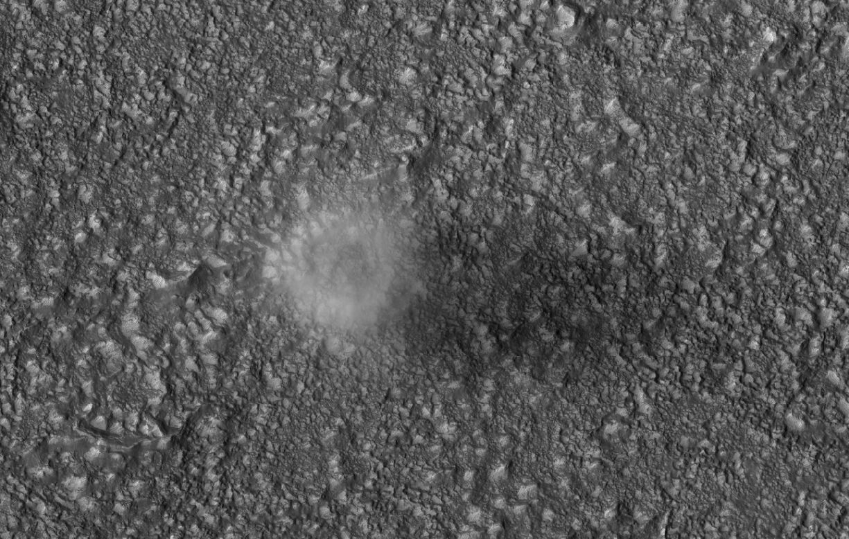 La nave Mars Reconnaissance Orbiter captura este diablo de polvo (mini tornado) que sopla a través de la superficie marciana al este de la cuenca Hellas en 2007.