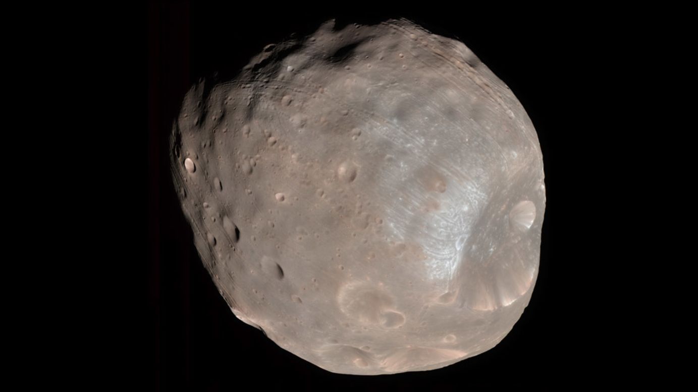 La más grande de las dos lunas de Marte, Phobos, es vista en 2008 desde la Mars Reconaissance Orbiter.