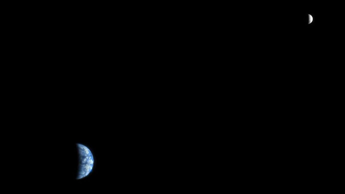 La Tierra y la Luna vistas en 2007 desde la Mars Reconaissance Orbiter. Cuando esta imagen fue tomada, la Tierra estaba a 142 millones de kilómetros de Marte.