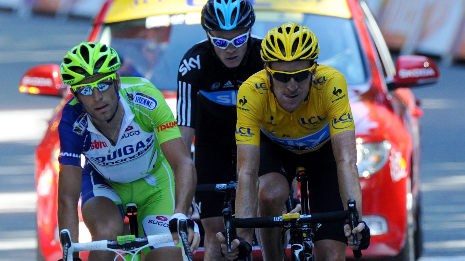 Bradley Wiggins (R) retained the yellow jersey after an arduous 16th stage in the Tour de France