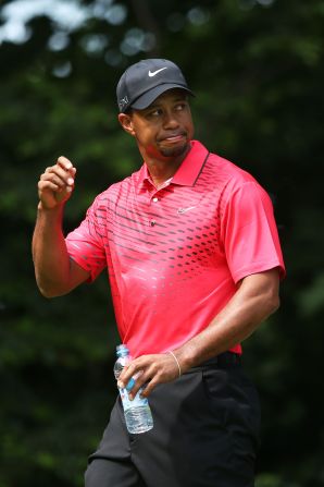 Woods acknowledges the crowd as he prepares to begin his final round of play Sunday.