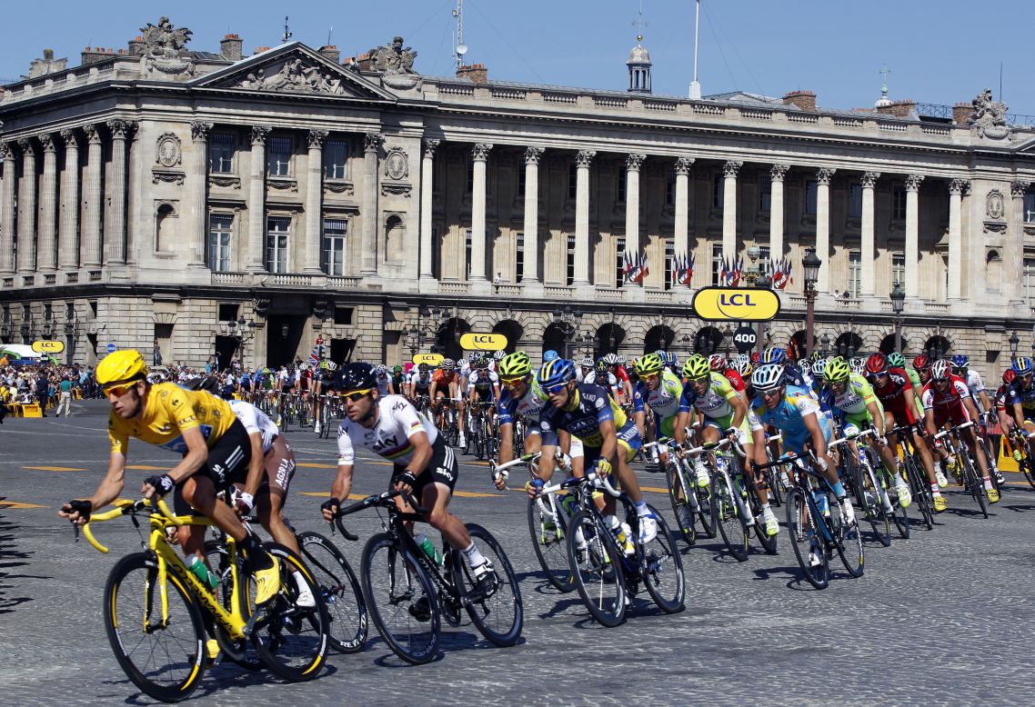Wiggins leads the pack on the Place de la Concorde in Paris as the final stage of the Tour de France comes to an end Sunday.