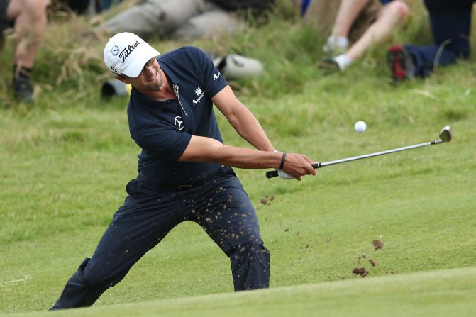 Adam Scott plays a bunker shot on the 15th hole Sunday.