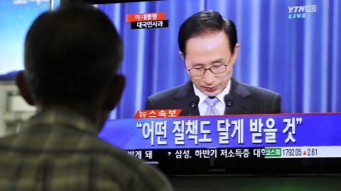 South Korean president Lee Myung-Bak apologized to the nation for corruption cases dogging his elder brother and inner circle. 
