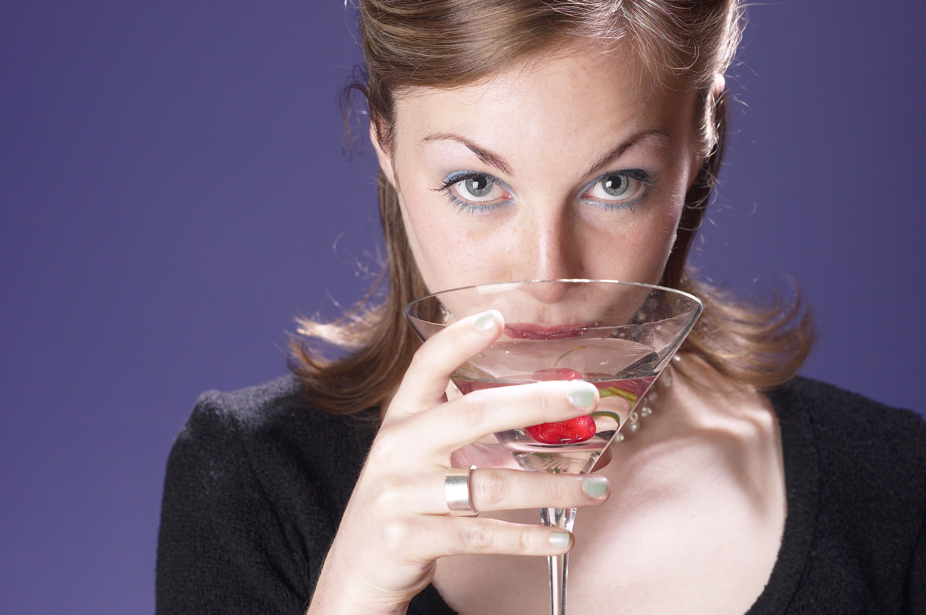 Лица злоупотребляющие алкоголем. Выпивающая женщина. Женщина пьет. Пьющие женщины. Женщина и алкоголь.