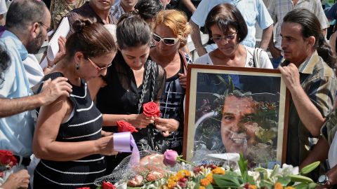 Ofelia Acevedo (L) widow of opposition leader Oswaldo Paya and their daughter Rosa Maria Paya (2nd-L) attend his funeral.