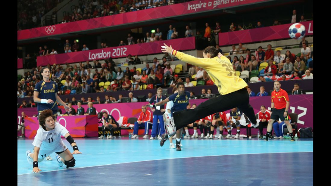 Eun Hee Ryu of South Korea scores from the penalty spot in the women's handball preliminaries against Spain.
