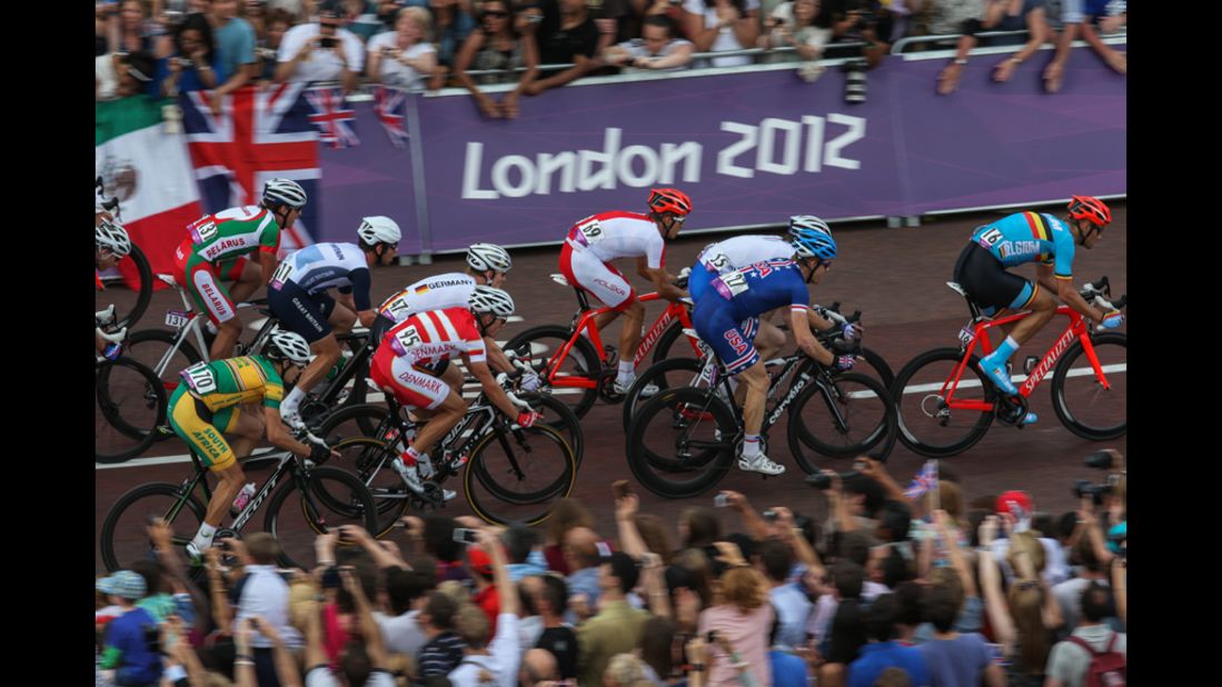  Great Britain's Mark Cavendish, third left, and other competitors approach the last bend of the race outside of Buckingham Palace during the men's cycling road race.