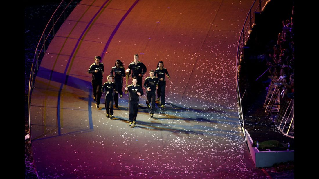 The young athletes carry the Olympic glame.