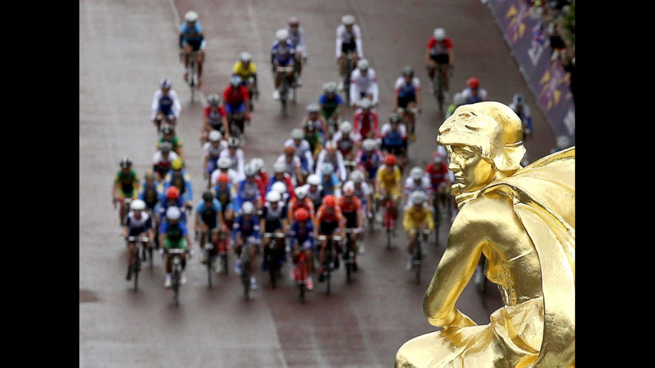 The main group of riders passes by the Mall near Buckingham Palace during the women's road race cycling.
