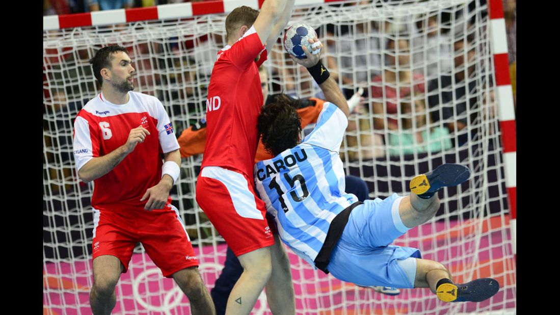 Gonzalo Matias Carou, right, of Argentina attempts to shoot past Asgeir Orn Hallgrimsson, left, of Iceland during the men's preliminaries handball match.