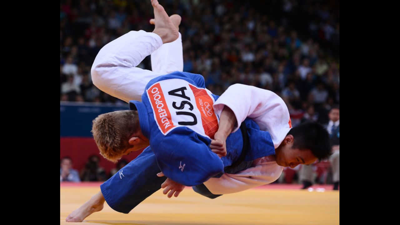 Hong Kong's Chi Yip Cheung competes with Nicholas Delpopolo of the United States during the men's 73-kilogram judo contest Monday.