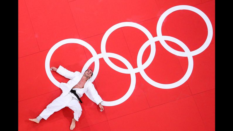 Emmanuel Lucenti of Argentina loses to Antoine Valois-Fortier of Canada in the men's 81-kilogram judo event.