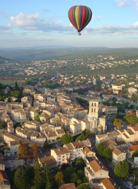 With nine take-off sites, France Montgolfières offers a diversity of ballooning experiences, flying over cities, villages, castles and countryside. 