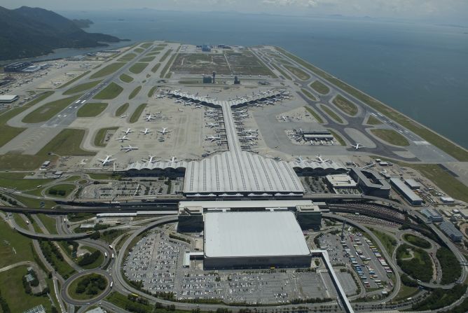 Con el supuesto costo de 20.000 millones de dólares, el Aeropuerto Internacional de Hong Kong es uno de los proyectos de construcción de aeropuertos más caros del mundo. También es el aeropuerto de carga más transitado del mundo (carga y correo) y de carga internacional (sin contar correo). 