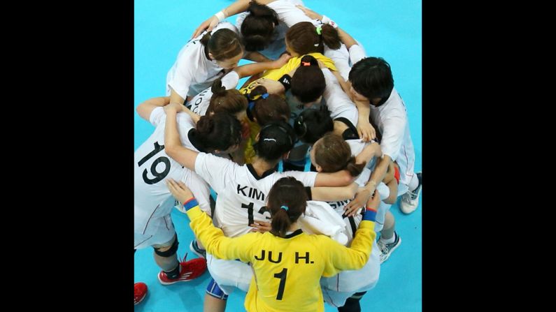Korean players huddle after tying with Norway in a women's preliminary handball match Wednesday.