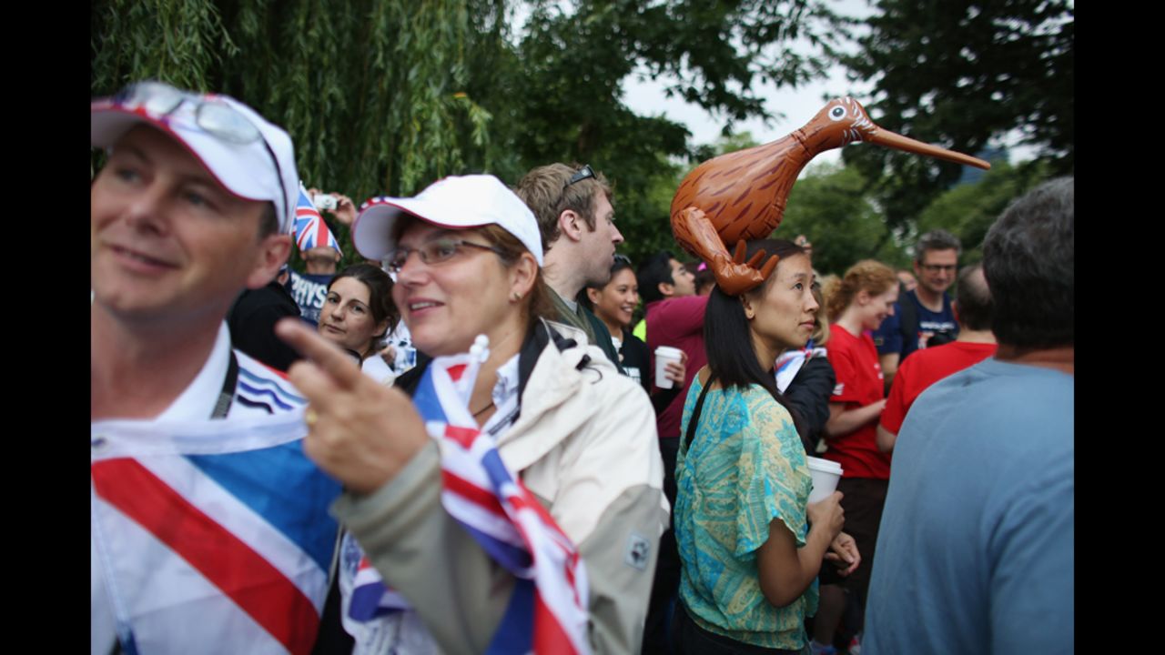 Fans gather to watch athletes compete in the swimming stage of the women's triathlon in Hyde Park.