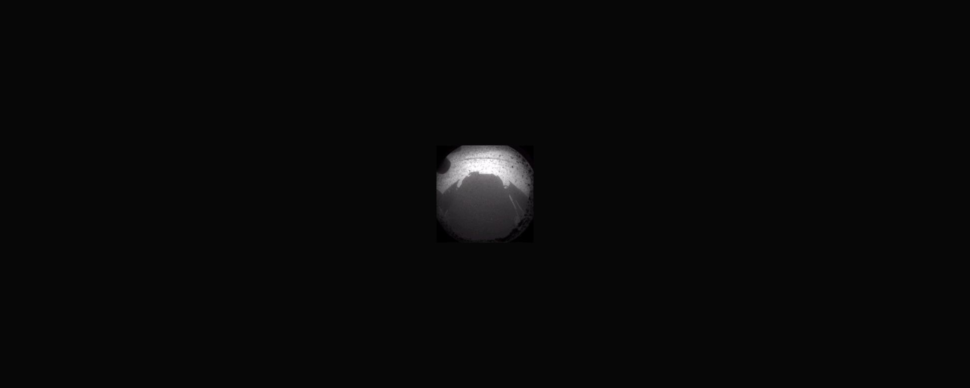 Otra de las primeras imágenes emitidas por Curiosity el 6 de agosto fue la sombra proyectada por el vehículo en la superficie de Marte.