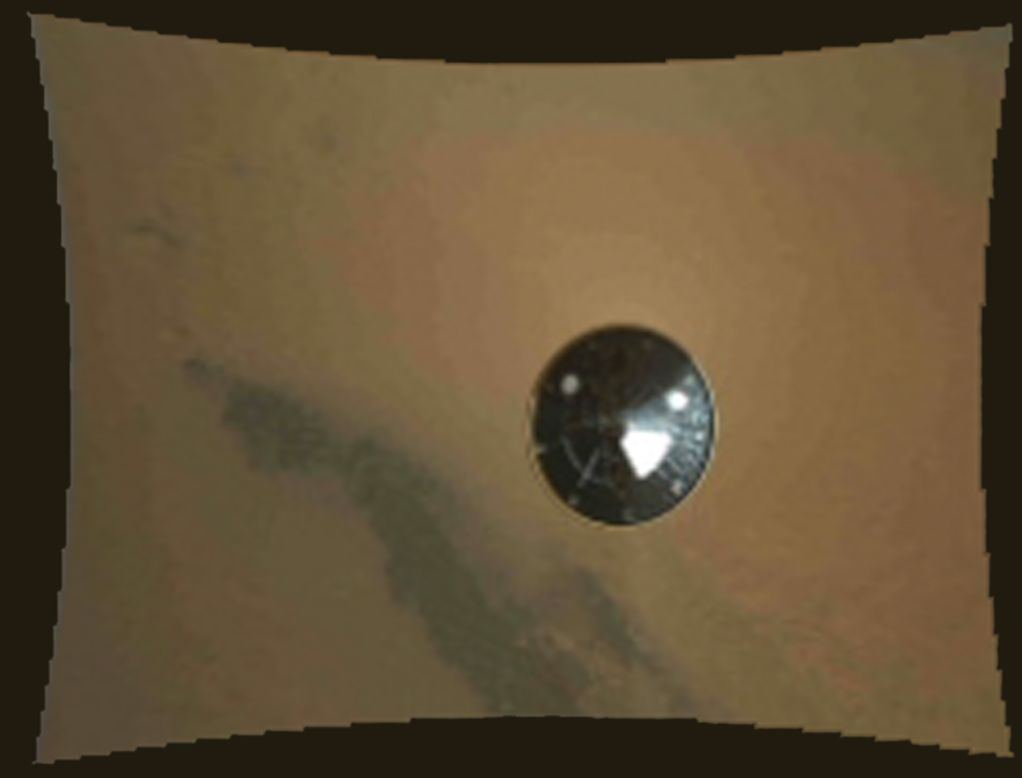 Una cámara sobre Curiosity tomó esta imagen del escudo de calor del rover cuando caía cerca de dos minutos y medio antes del aterrizaje.