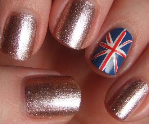 Fitzpatrick created an equally stunning manicure featuring the Union flag "to celebrate the host city" of London.