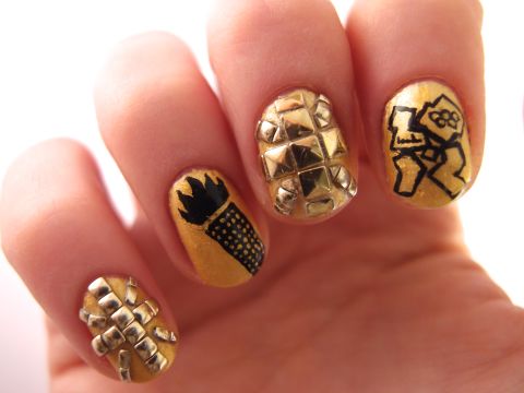 Pasha shows off the other half of her <a href="http://ireport.cnn.com/docs/DOC-824644">elaborate gold manicure</a>. She says it took her about two hours to create the design.
