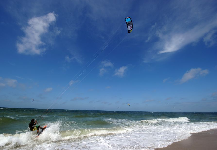 The windsurfing lobby has raised issues of concern regarding the safety record of kiteboarding, with some arguing that it is not as safe as windsurfing. The International Kiteboarding Association argues that "any sailing sport is dangerous if not taught correctly and that it is all about minimizing the risks."