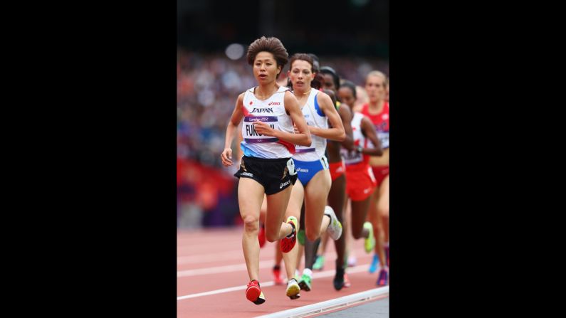 Kayoko Fukushi of Japan leads the pack in the women's 5,000-meter round 1 heats.