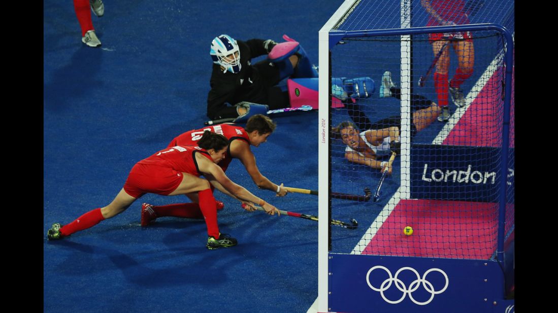 Carla Rebecchi of Argentina stretches out to score during the women's hockey semifinal match against Great Britain.