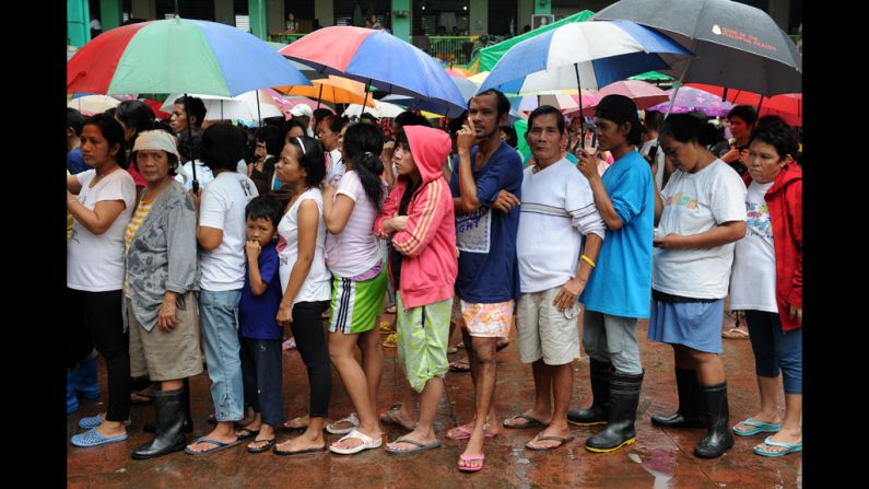 Rain continued to falls as flood victims line up to receive relief goods at the Marikina evacuation center.
