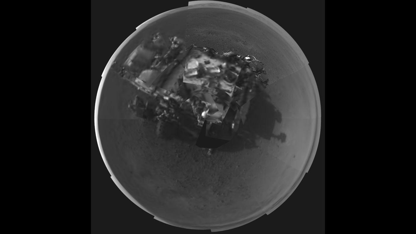 El rover Curiosity de la NASA se tomó este autorretrato con una cámara en su mástil recién desplegado.