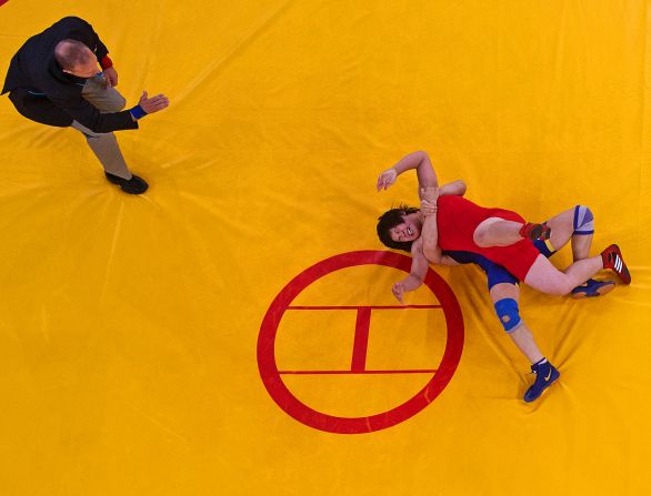 Japan's Kaori Icho beats Ruixue Jing of China to gold in the women's 63kg freestyle wrestling final.