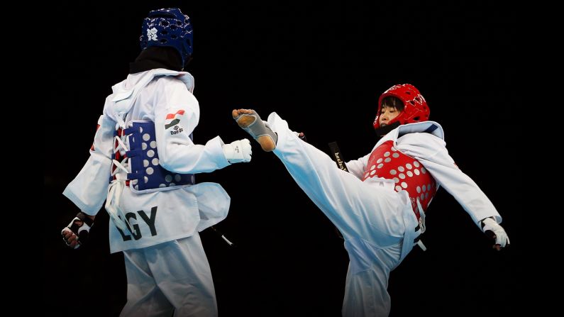 Egypt's Hedaya Wahba, left, evades a kick from Robin Cheong of New Zealand during the preliminary round women's under 57-kilogram taekwondo match.