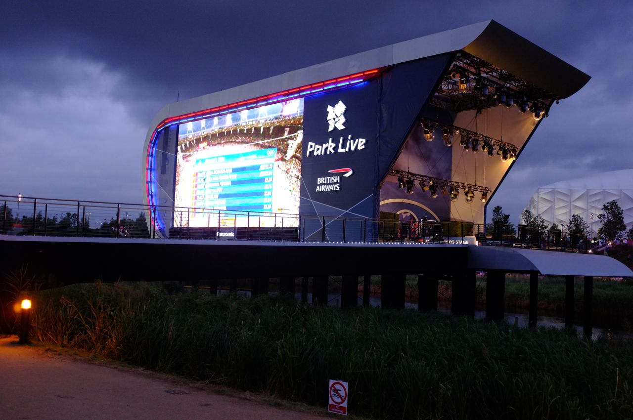 Though night was falling, and a little rain was too, the live broadcast in the Olympic Park continued ...