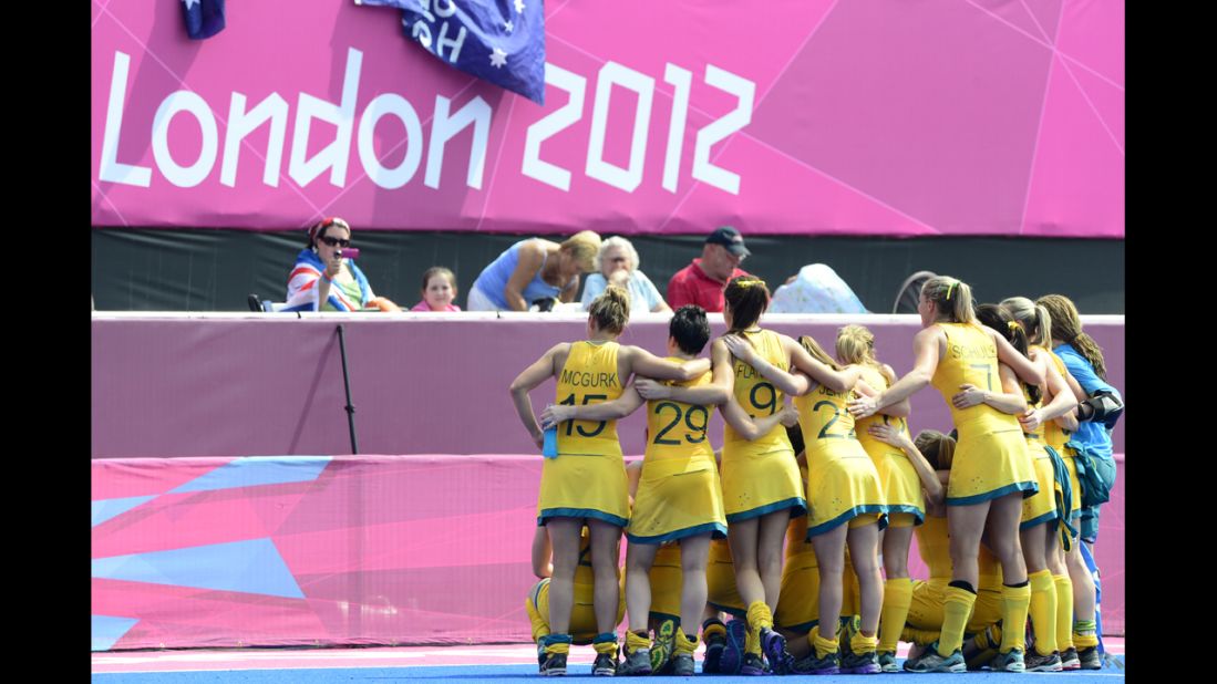 Australian women's field hockey players pose for fans after their 2-0 win over China.