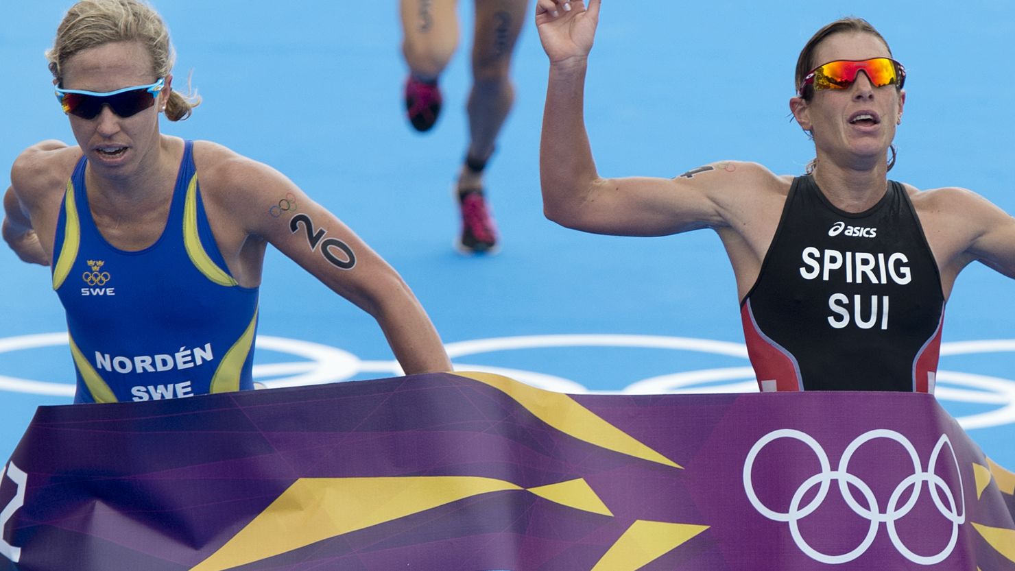 Laura Norden and Nicola Spirig both finished the race with the same time but the Swiss triathlete was awarded the gold.