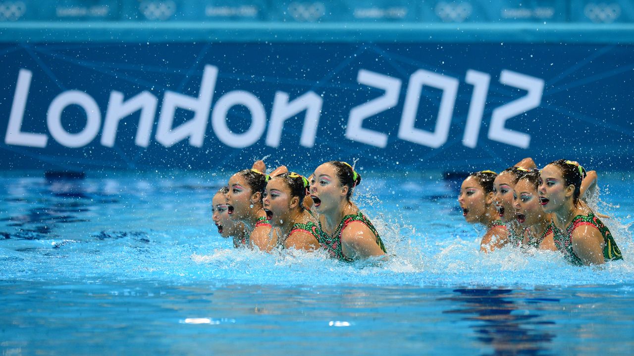 Japan's synchronized swimming team comes up for air -- as a group -- after staying underwater for a record 4 minutes, 22 seconds.