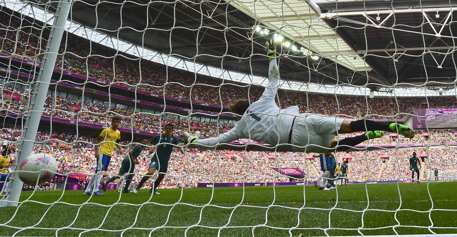 Brazilian goalkeeper Gabriel Vasconcelos Ferreira fails to catch Mexican forward Oribe Peralta's second goal in the men's football final match.