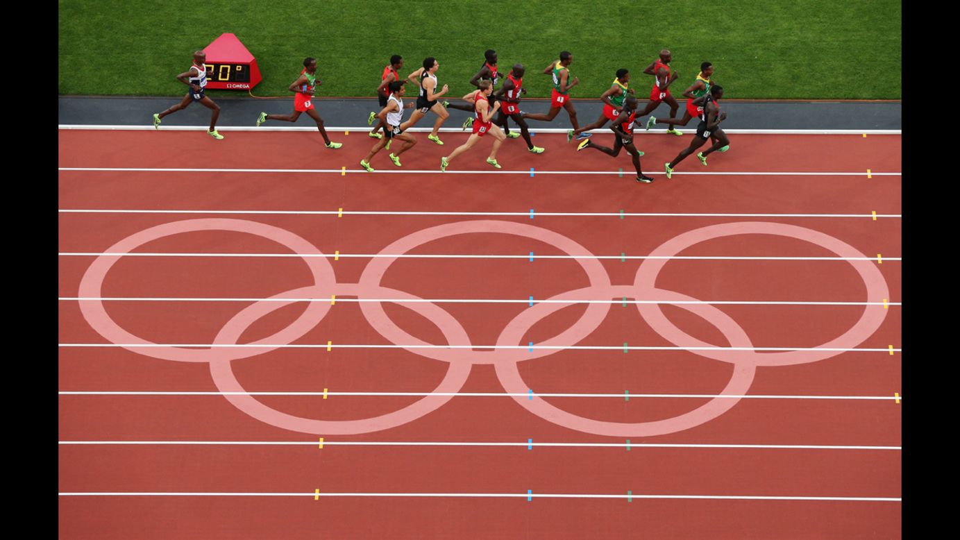 Athletes compete in the men's 5000-meter final.