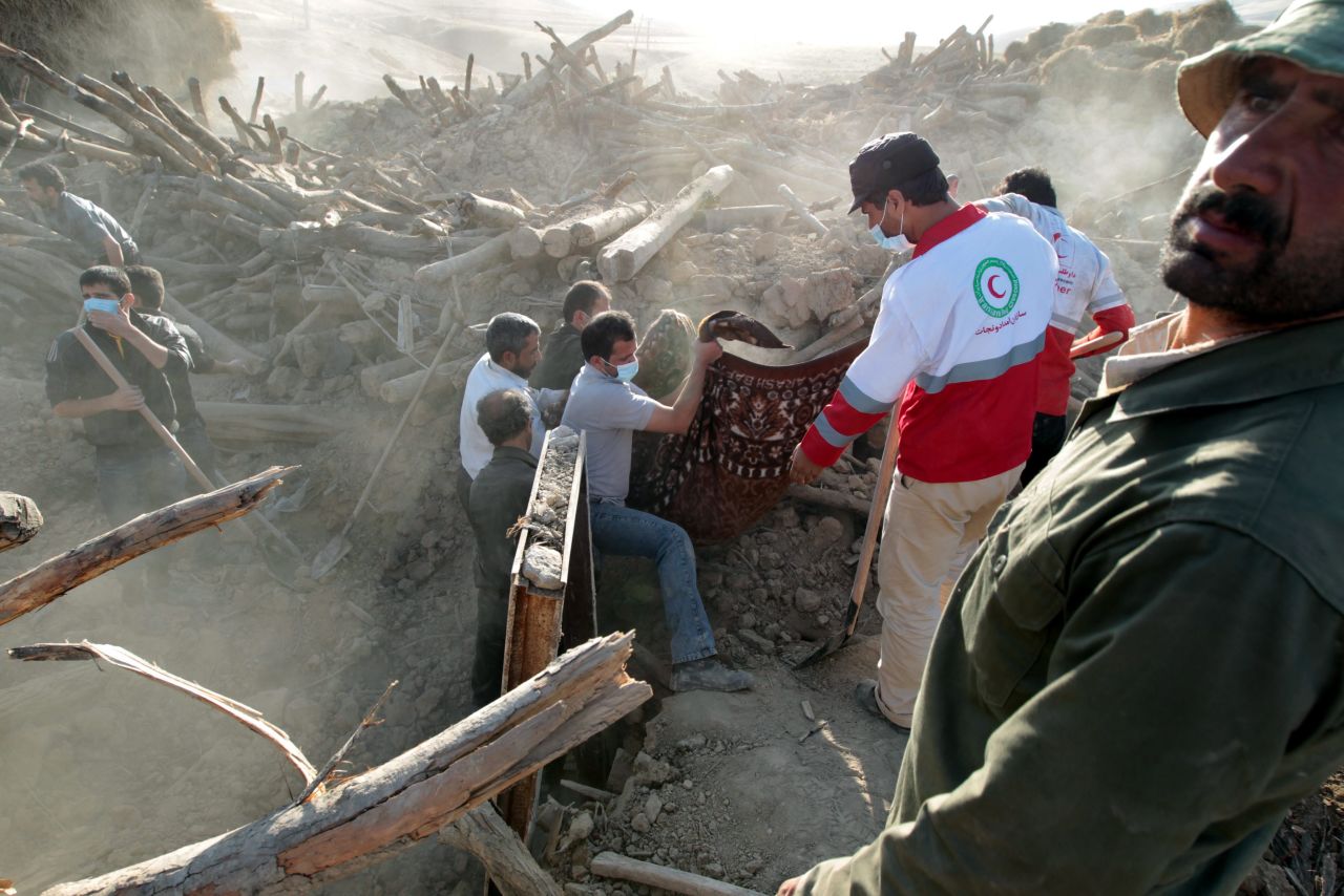 Iranian Red Crescent workers remove a victim of the earthquake on Sunday in the rubble of Bajeh Baj, a village located in the northwestern province of East Azerbaijan.