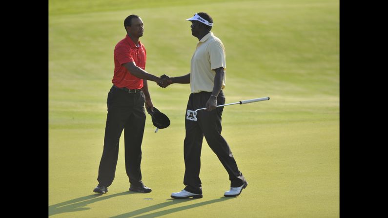 Tiger Woods and Vijay Singh concluding their round.