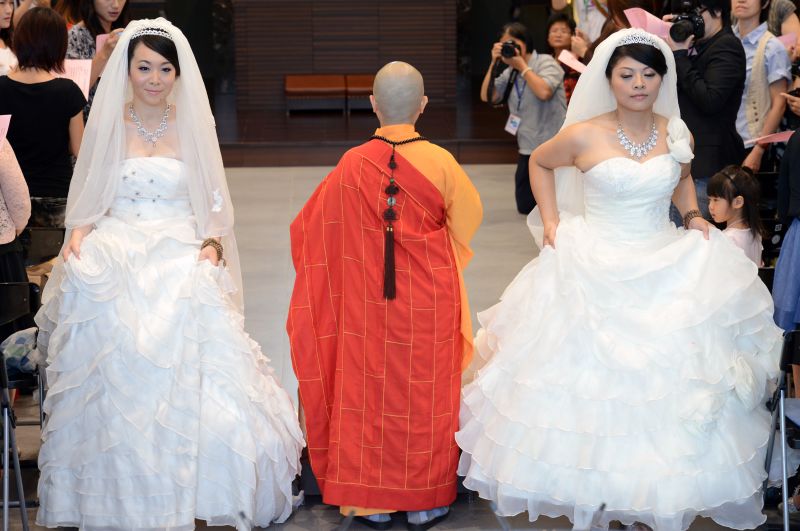 Two Buddhist brides wed in Taiwan