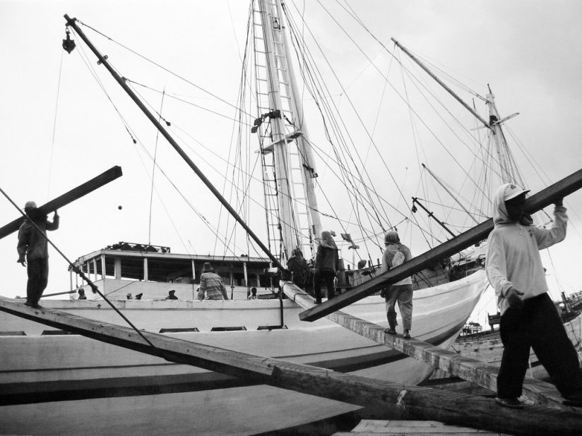Traditional pinisi schooners are the only boats that remain in use at the Kelapa port today. These simple yet sturdy wooden vessels are able to navigate vast distances at sea. 