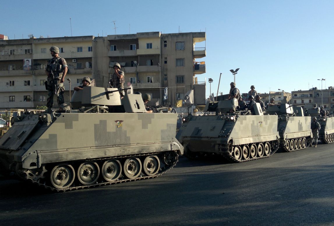 Lebanese army commandos stand their ground Wednesday in Tripoli as fighting goes on between factions supporting and opposing the regime in neighboring Syria.