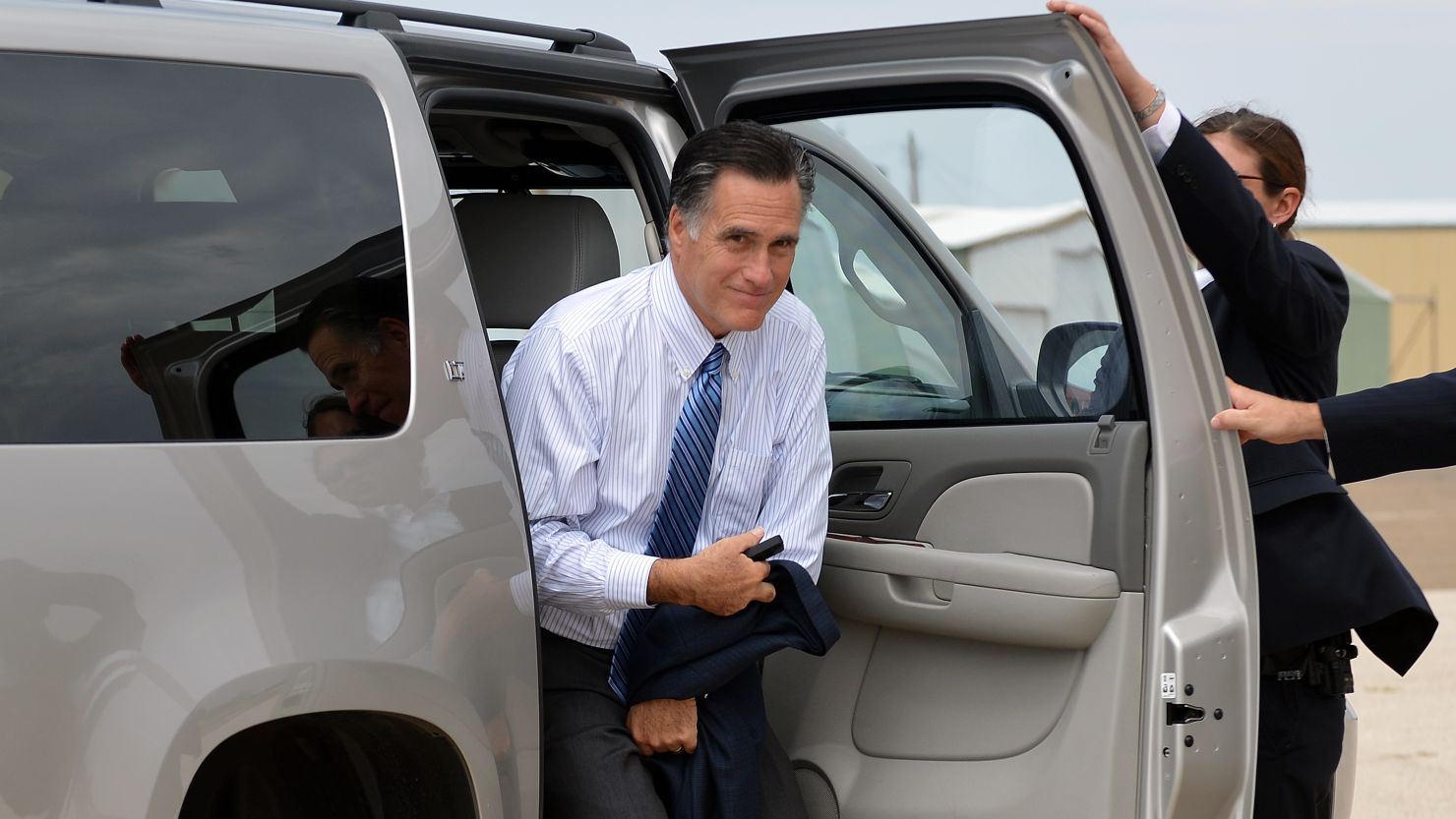 US Republican presidential candidate Mitt Romney arrives to board his campaign plane at Lea County Regional Airport in Hobbs, New Mexico, on August 23, 2012. Romney is in New Mexico to unveil his energy plan, which aims at energy independence for North America by 2020. AFP PHOTO/Jewel Samad (Photo credit should read JEWEL SAMAD/AFP/GettyImages) 