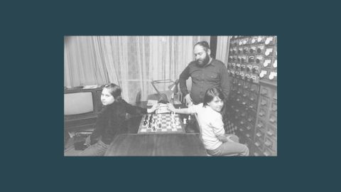 1985: Judit, aged nine (left), plays blind chess against Sofia as Laszlo looks on. 