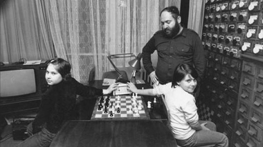 1985: Judit, aged nine (left), plays blind chess against Sofia as Laszlo looks on. 