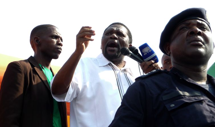 UNITA leader Isaias Samakuva (center), delivers a speech during the May 19 demonstration. The opposition has repeatedly expressed concerns about the electoral process.