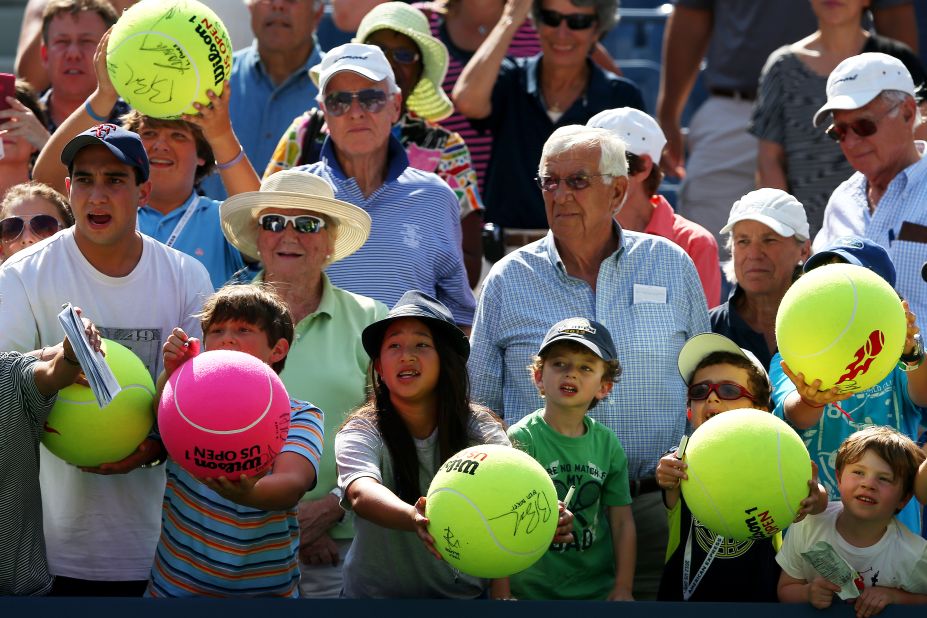 Fans wait for an autograph from U.S. player Andy Roddick after he defeated U.S. player Rhyne Williams.